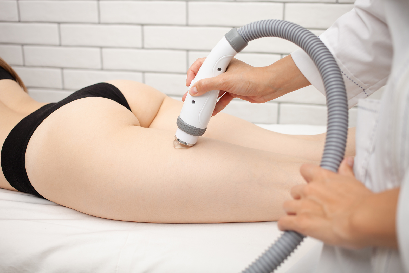 cosmetologist does RF lifting of thigh, radio waves, removal